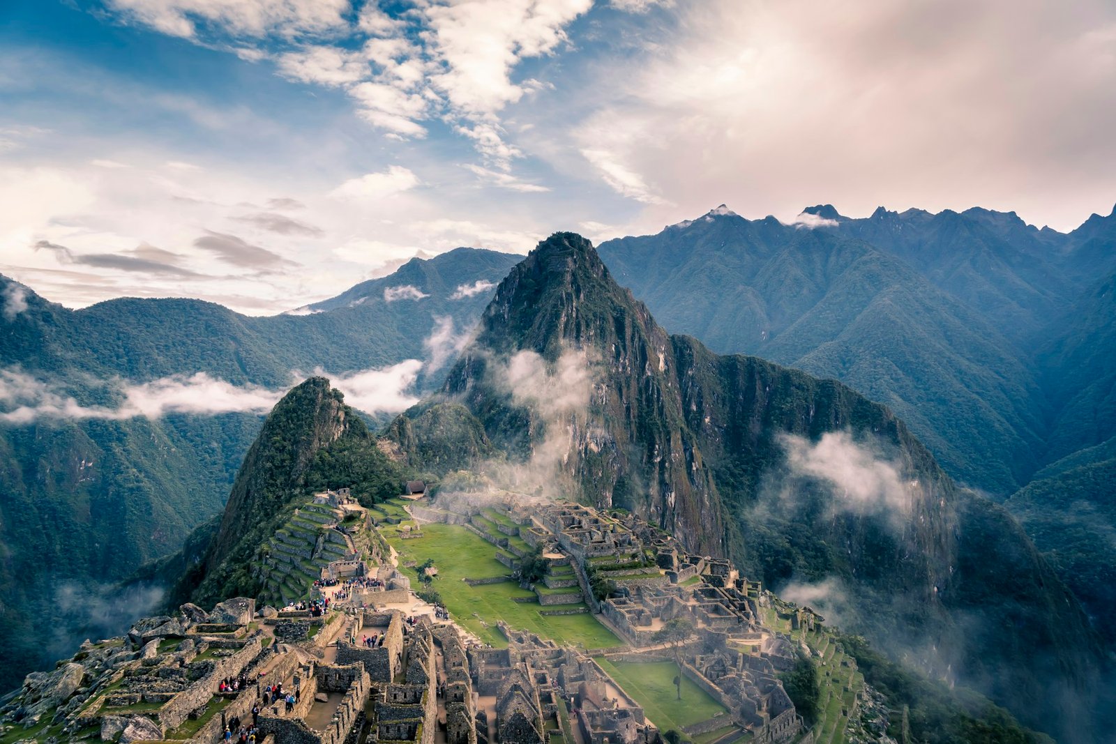 Vista de Machu Picchu entre las montañas